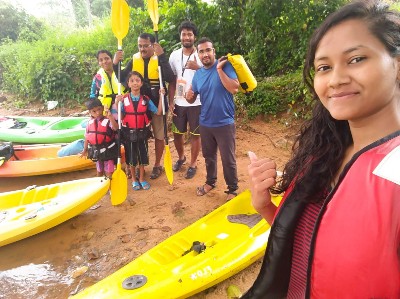 kayakers doing chitchat